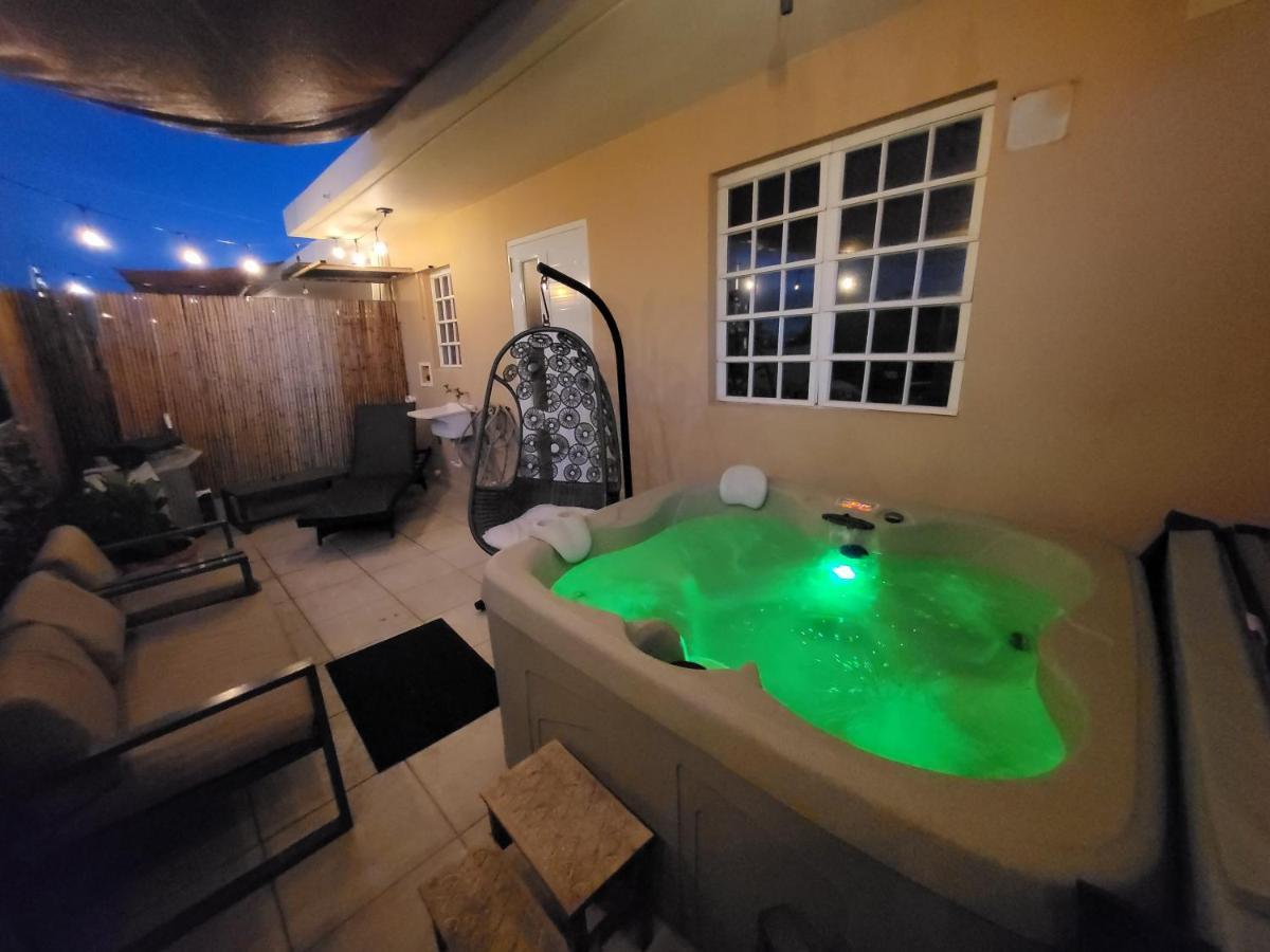 Private Jacuzzi Oasis With Mountain Views And Free Parking Apartman Ponce Kültér fotó